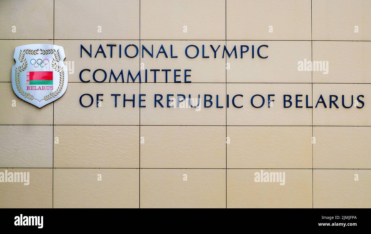 Firma sull'edificio della sede centrale del Comitato Olimpico Nazionale della Bielorussia Foto Stock