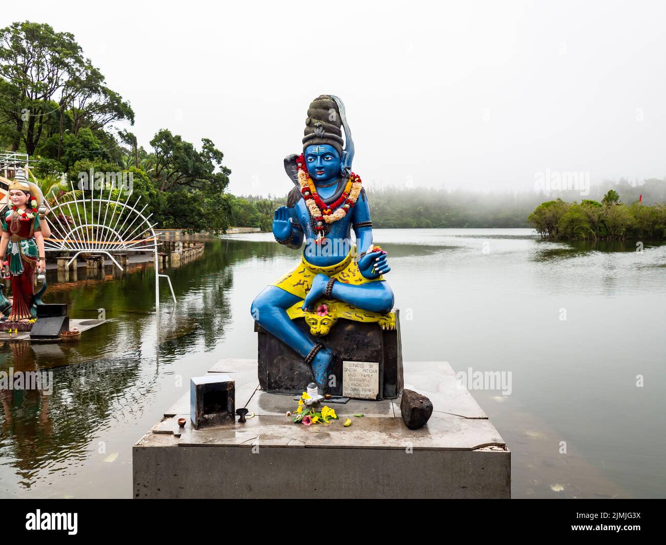 Hinduistische GÃ¶tterstatuine am heiligen Kratersee Grand Bassin oder Ganga Talao, Mauritius, Afrika Foto Stock