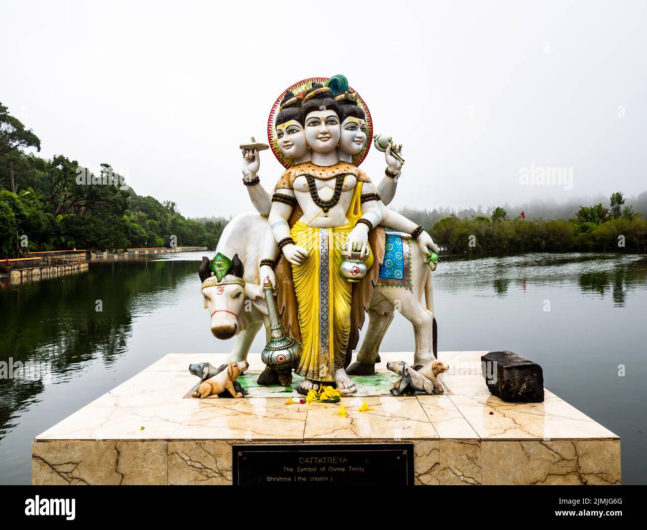 Hinduistische GÃ¶tterstatuine am heiligen Kratersee Grand Bassin oder Ganga Talao, Mauritius, Afrika Foto Stock