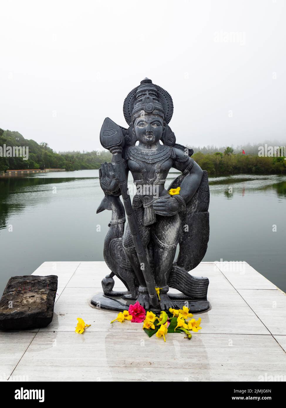 Hinduistische GÃ¶tterstatuine am heiligen Kratersee Grand Bassin oder Ganga Talao, Mauritius, Afrika Foto Stock