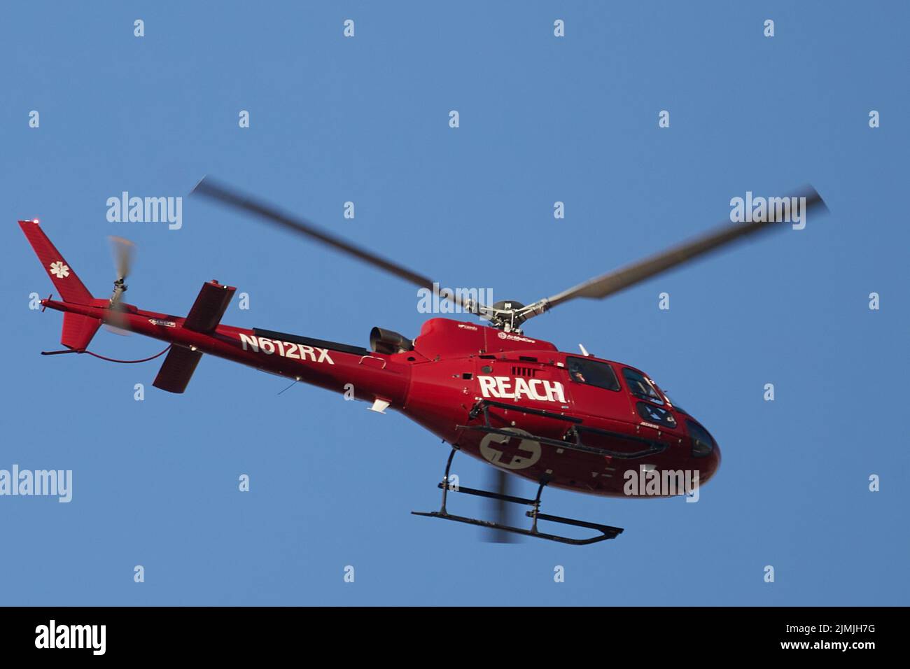 Palm Springs, California, Stati Uniti. 29th luglio 2022. Un ELICOTTERO medico REACH sulla strada per il Desert Regional Medical Center a Palm Springs California (Credit Image: © Ian L. Sitren/ZUMA Press Wire) Foto Stock