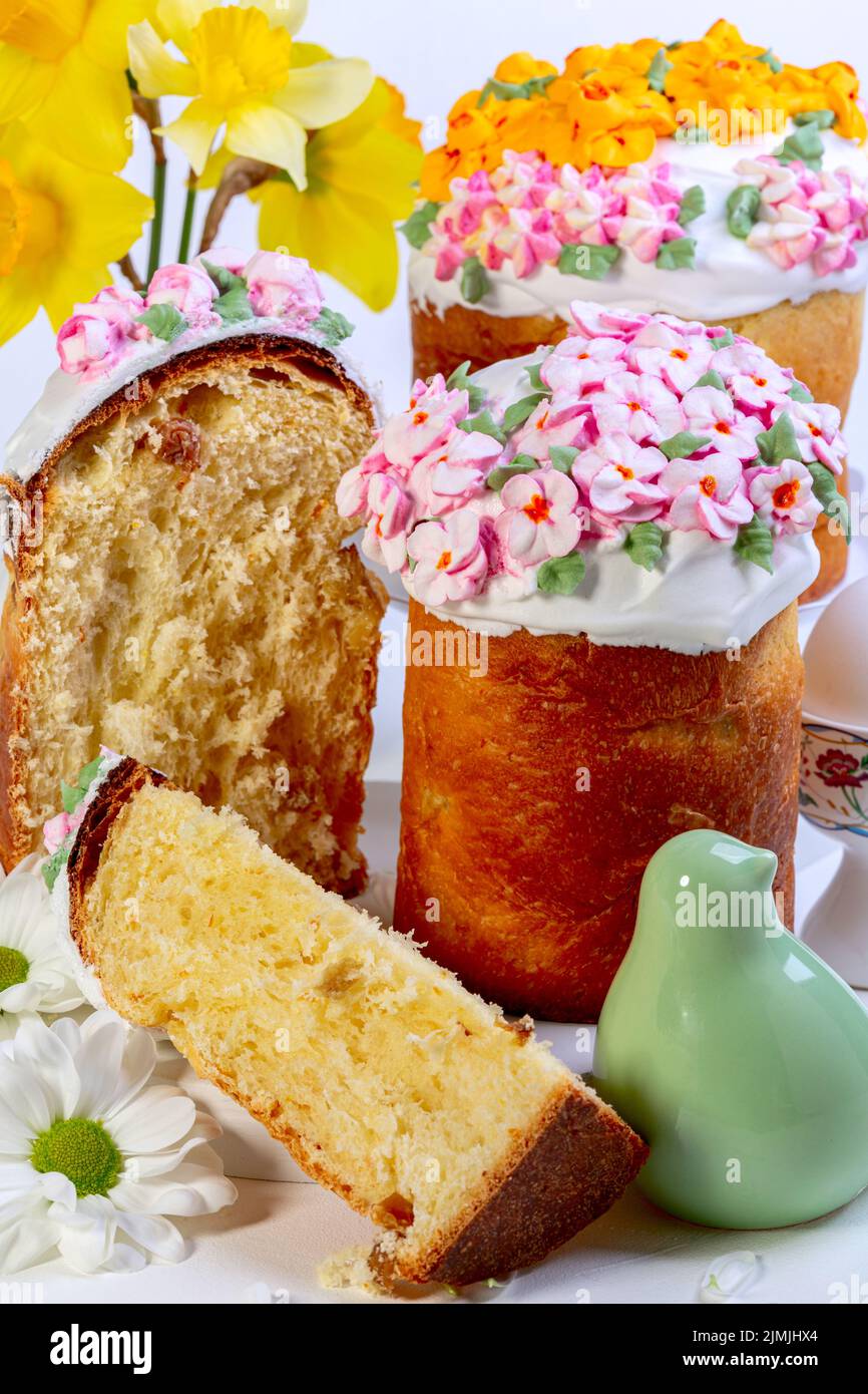 Torte di Pasqua e una fetta di torta primo piano. Foto Stock