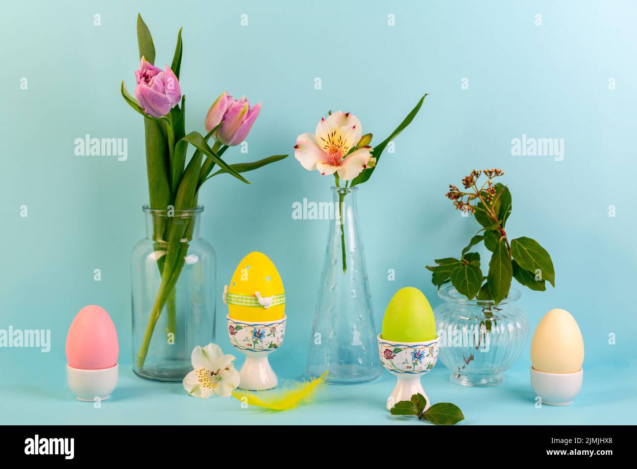 Composizione pasquale con fiori e uova di Pasqua. Foto Stock
