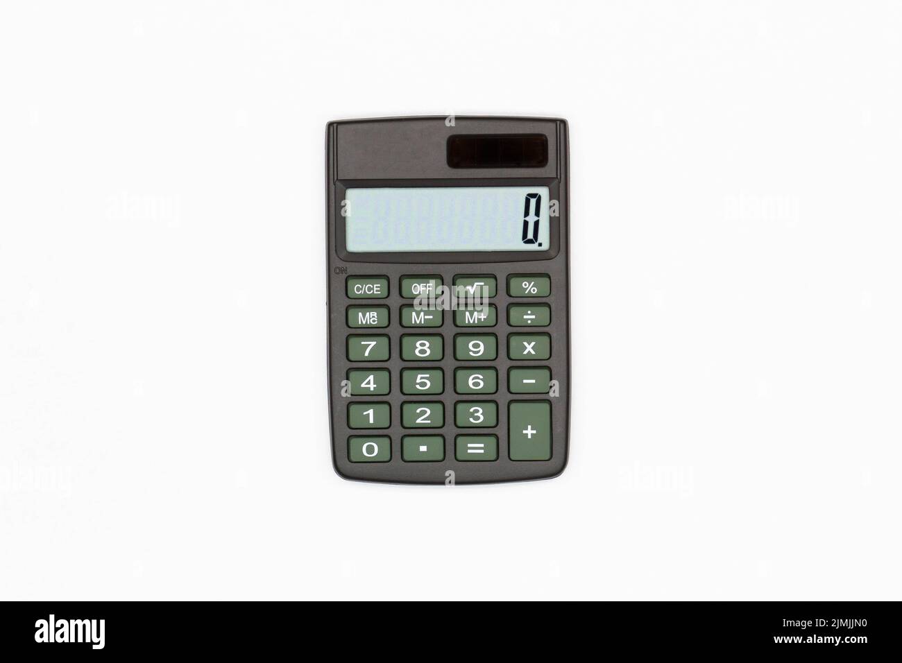 Calcolatrice con grandi pulsanti marroni e zero sullo schermo digitale su sfondo bianco. Calcolatrice a energia solare. Macchina elettronica per calcolo matematico Foto Stock