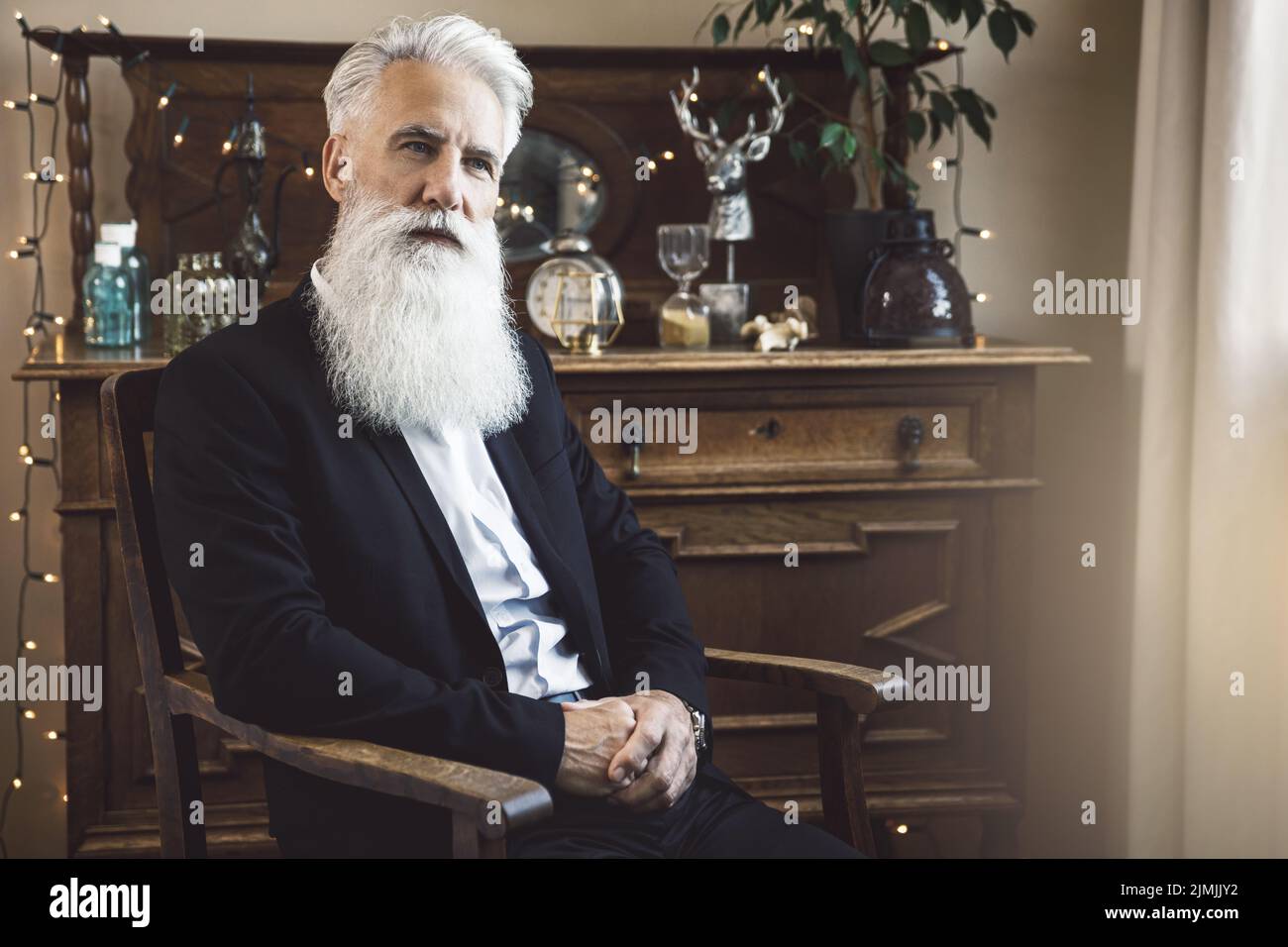 Bell'uomo anziano bearded in posa in studio Foto Stock