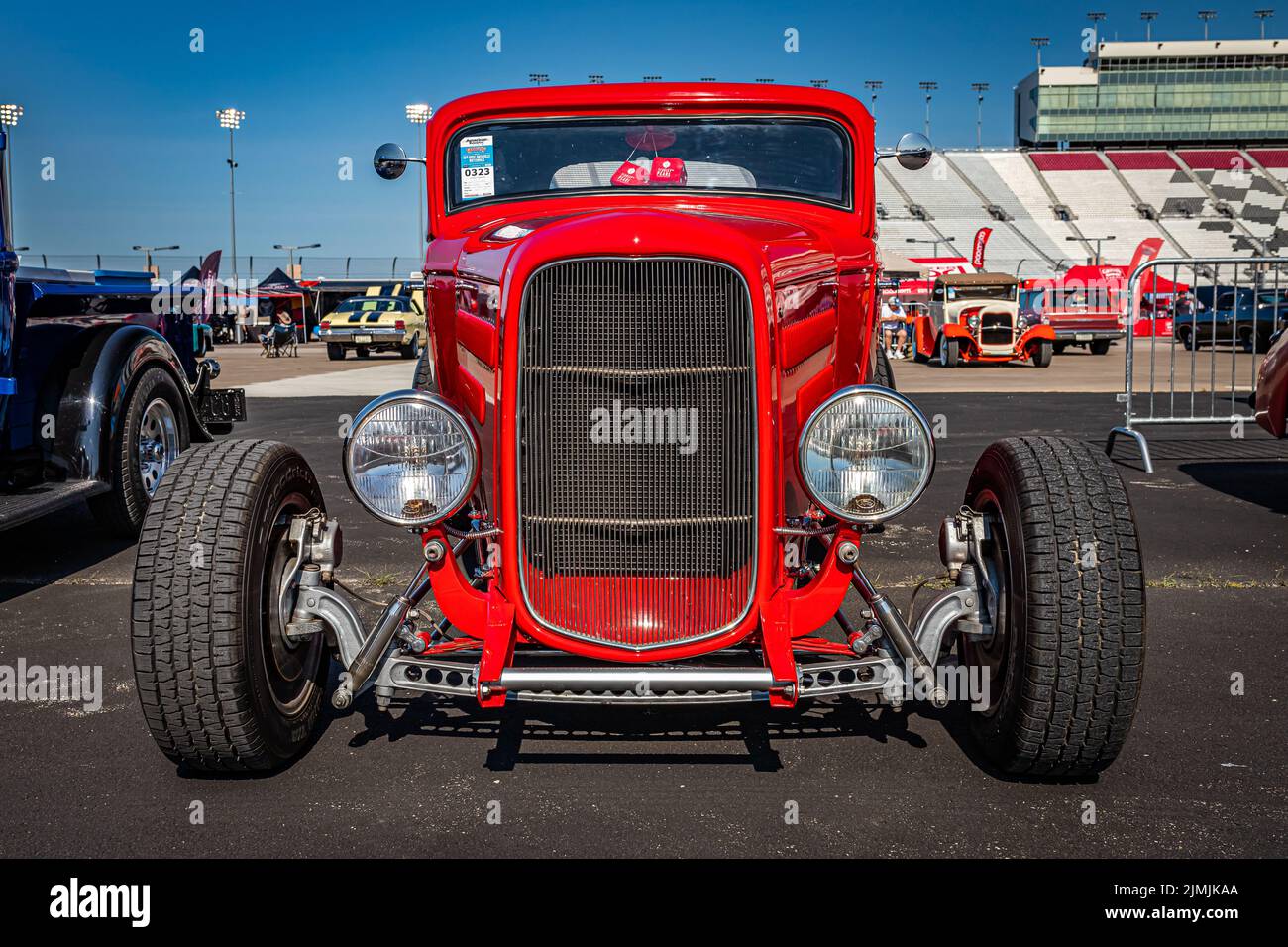 Libano, TN - 13 maggio 2022: Vista frontale in prospettiva bassa di una Ford 1932 3 Window Highboy Coupe ad una mostra di auto locale. Foto Stock