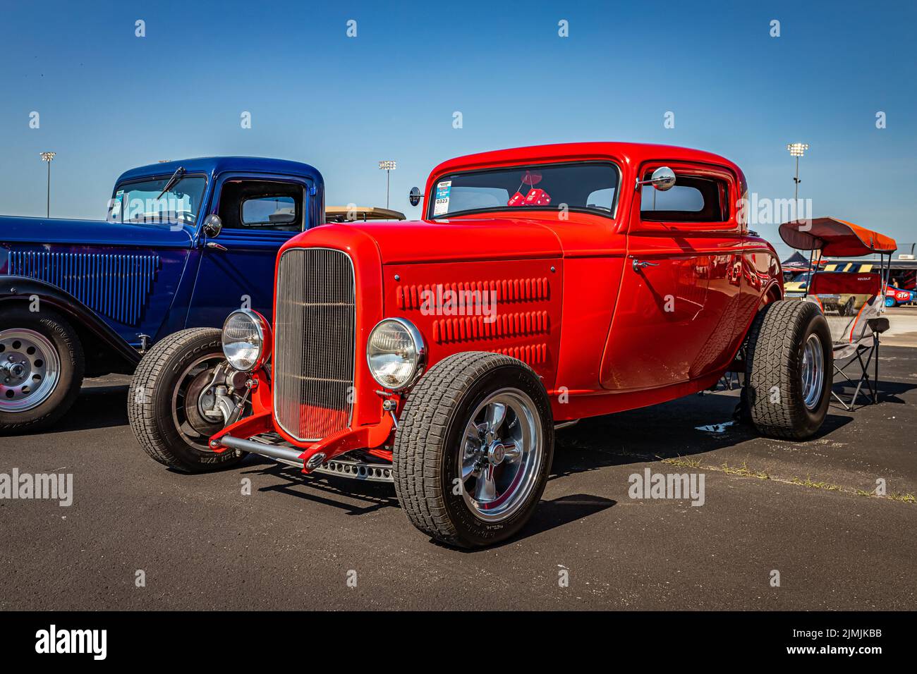 Libano, TN - 13 maggio 2022: Vista in prospettiva bassa dell'angolo anteriore di una Ford 1932 3 Window Highboy Coupé ad un'esposizione locale dell'automobile. Foto Stock
