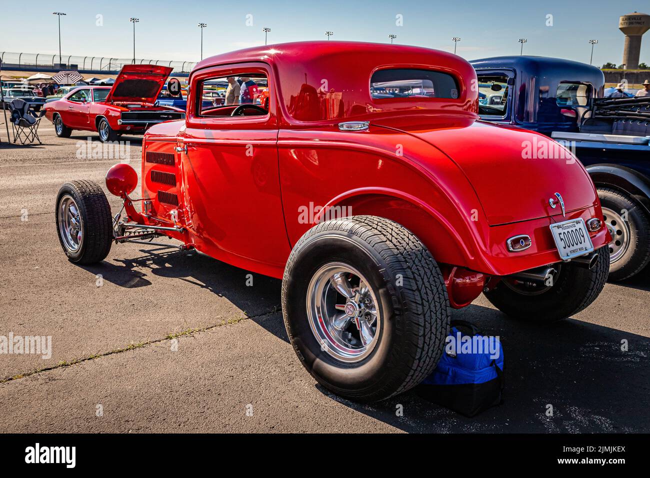 Libano, TN - 13 maggio 2022: Vista d'angolo posteriore in prospettiva grandangolare bassa di una Ford 3 Window Highboy Coupé 1932 ad un'esposizione locale dell'automobile. Foto Stock