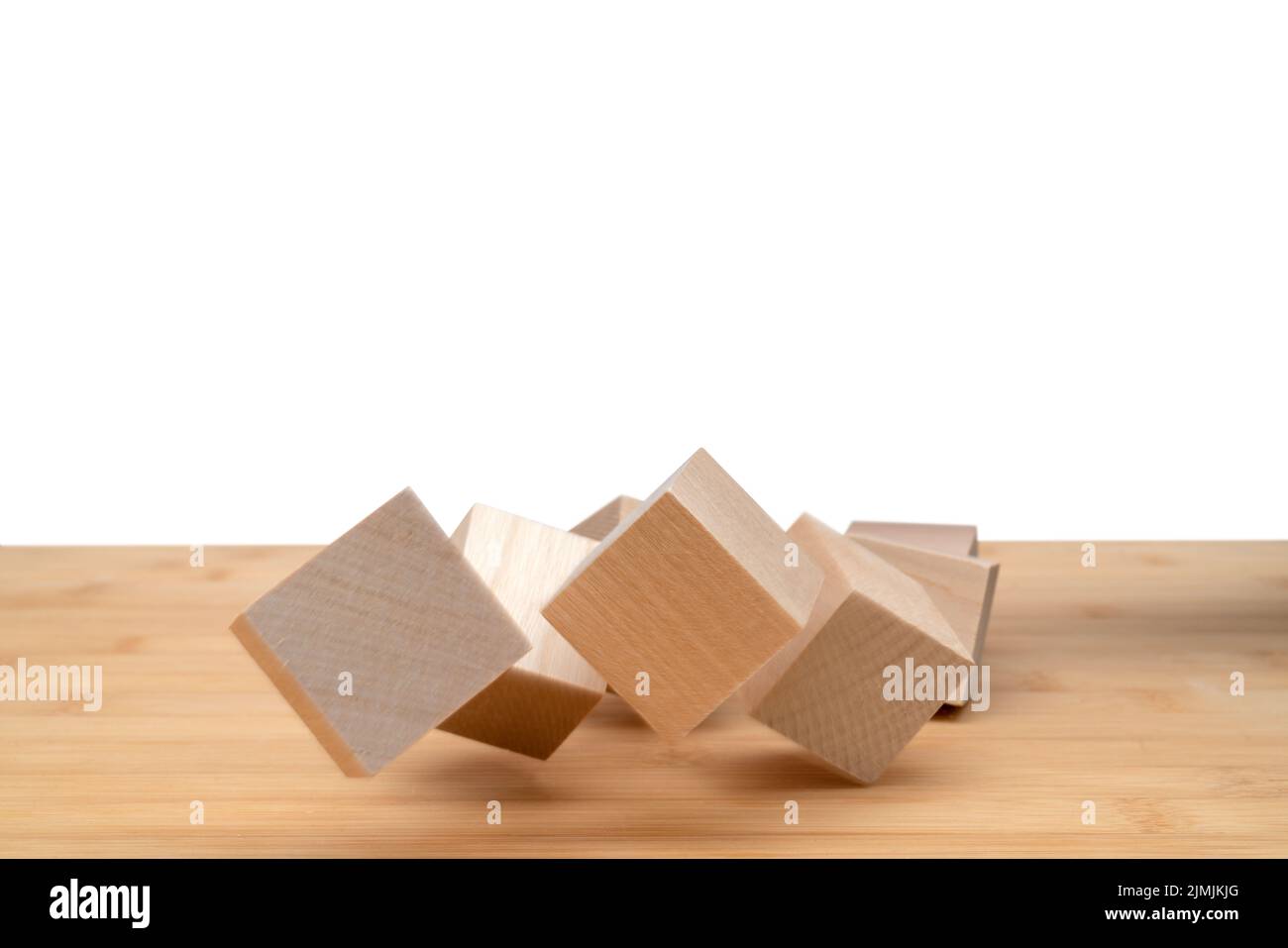 Cubi di legno a rotolare su un piano inclinato. Foto Stock