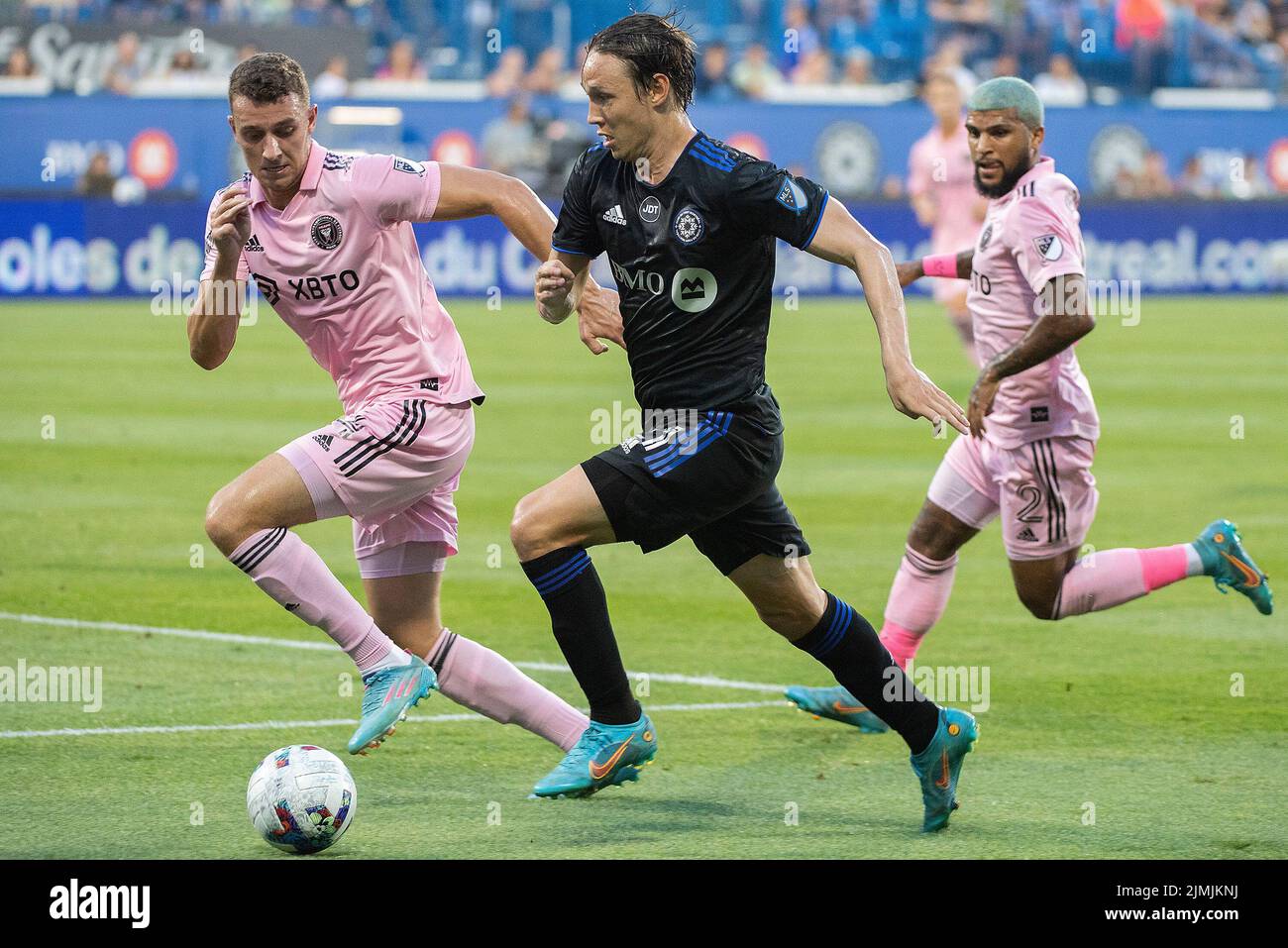 Lassi Lappalainen di CF Montreal (21) si rompe attraverso la difesa Inter Miami durante l'azione di calcio MLS prima metà a Montreal, sabato 6 agosto 2022. LA STAMPA CANADESE/Graham Hughes Foto Stock