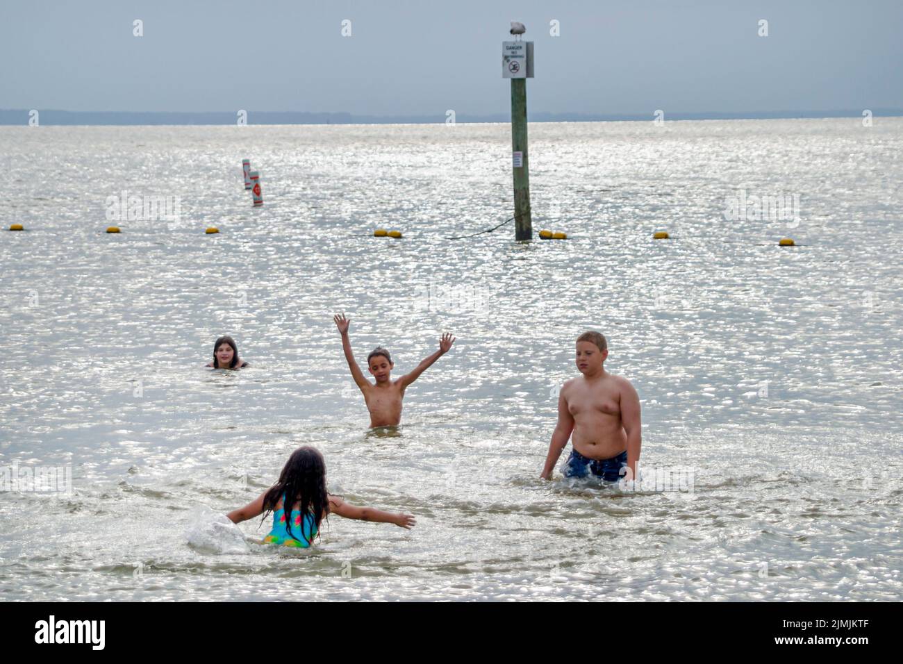 Newport News Virginia, Huntington Beach, James River Water boy ragazzi ragazza ragazze bambini nuoto, visitatori viaggio vacanza punto di riferimento Foto Stock