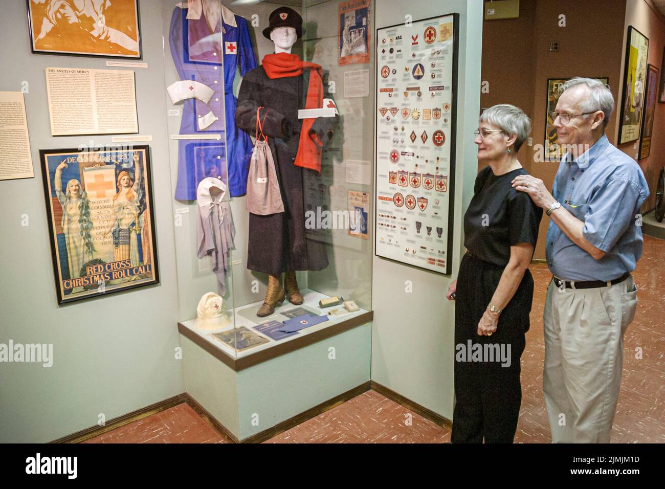 Newport News Virginia, Virginia War Museum, mostra di storia collezione mostra senior senior coppia uomo donna cercando donne abbigliamento militare Foto Stock