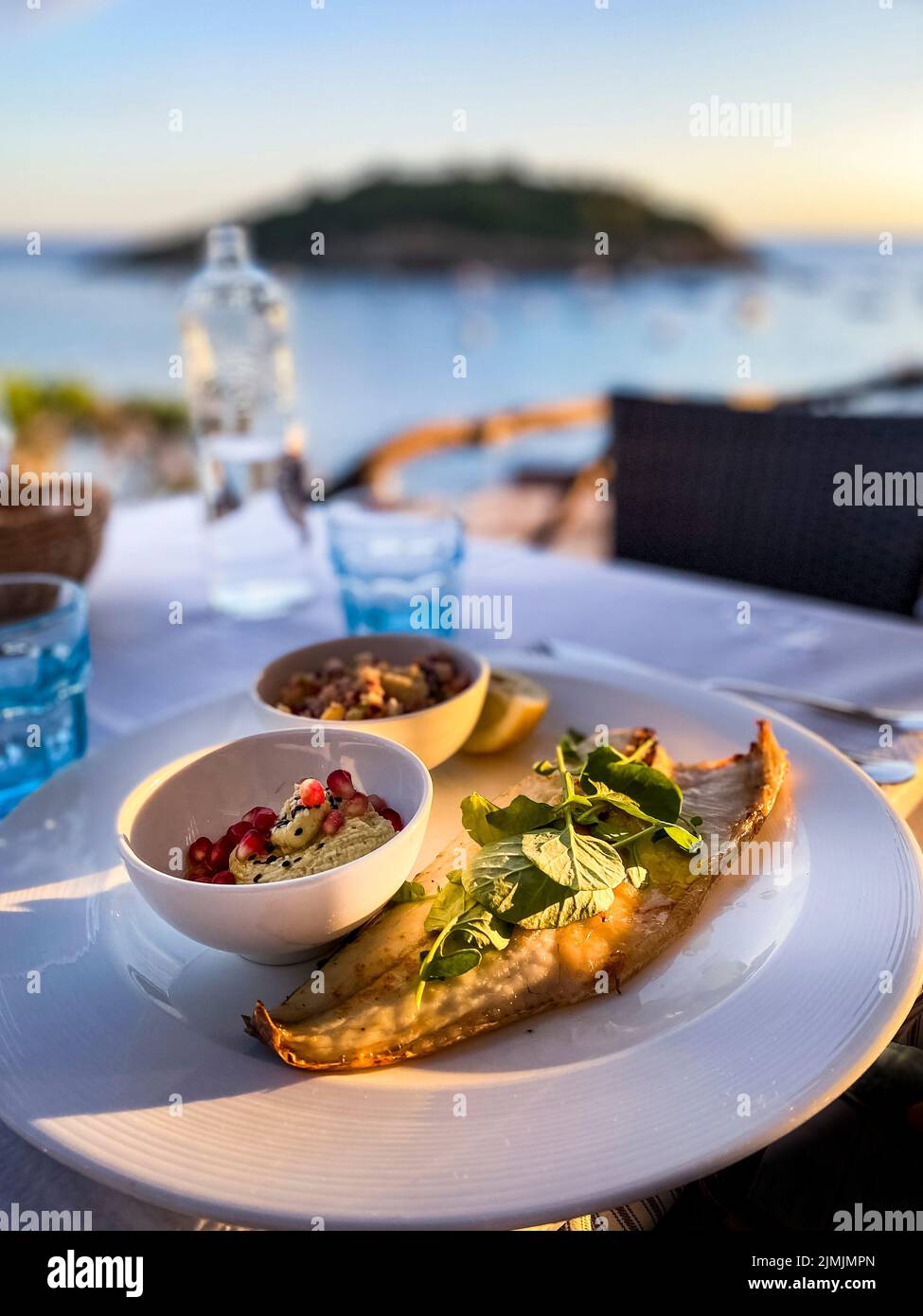 Filetto di rombo alla griglia con contorni, Port Andratx, Mallorca, Spagna Foto Stock
