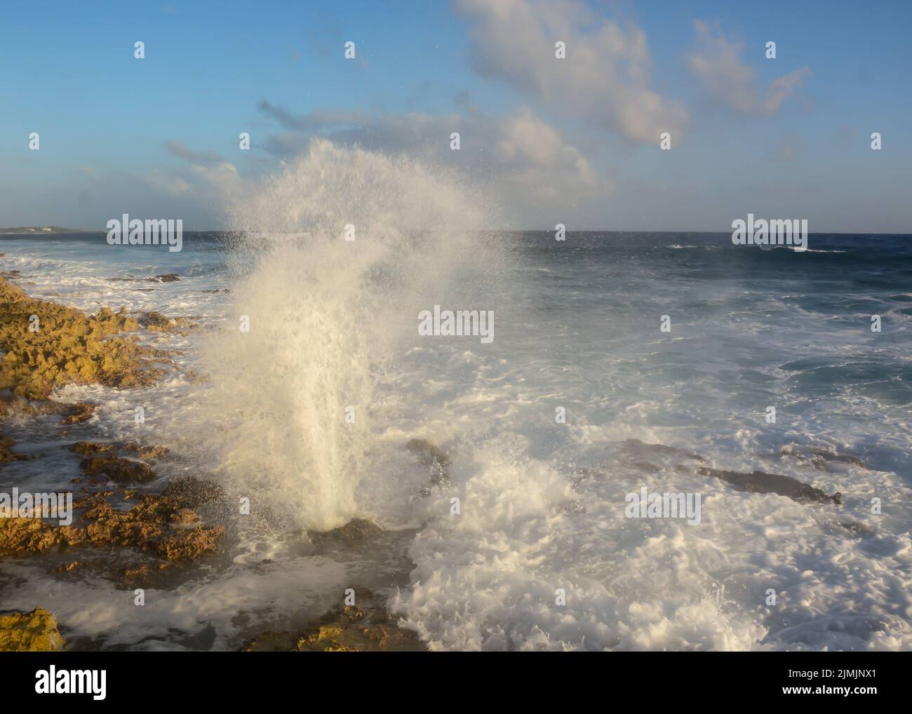 Le grandi onde che colpiscono le rocce sull'oceano Foto Stock