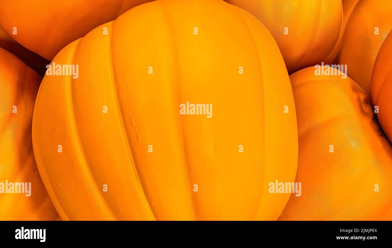 Sfondo arancione con texture di zucca. Aggiungi il tuo messaggio di Halloween personalizzato questo ottobre 31 con questa grafica minimalista. Foto Stock