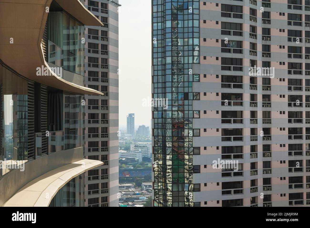 Facciata di un moderno edificio condominio nella citta' di Bangkok Foto Stock