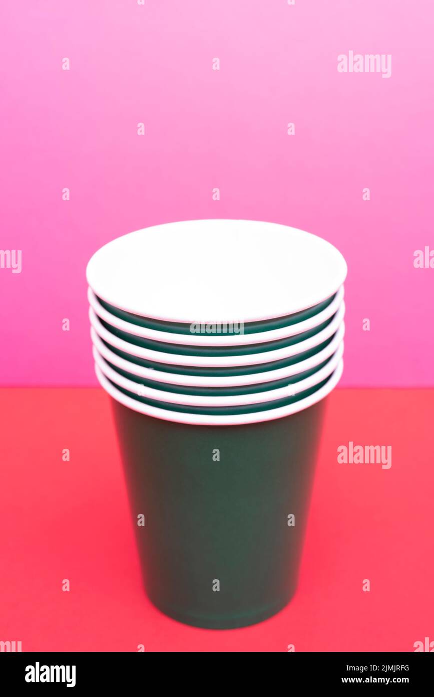 Carta verde tazza usa e getta per bevande. Foto Stock