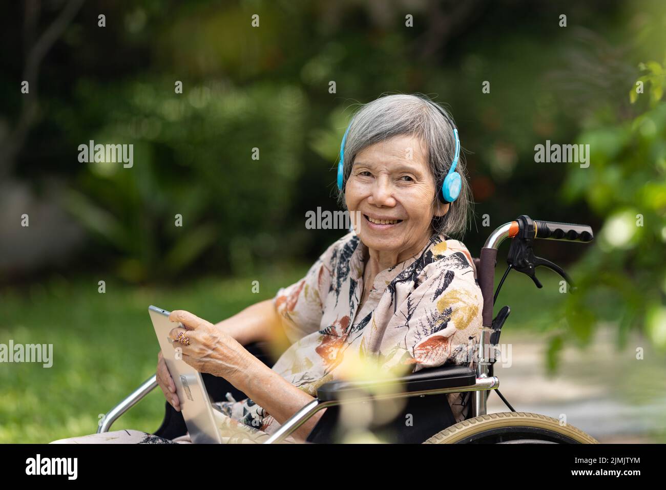 Terapia musicale nel trattamento della demenza su donne anziane. Foto Stock
