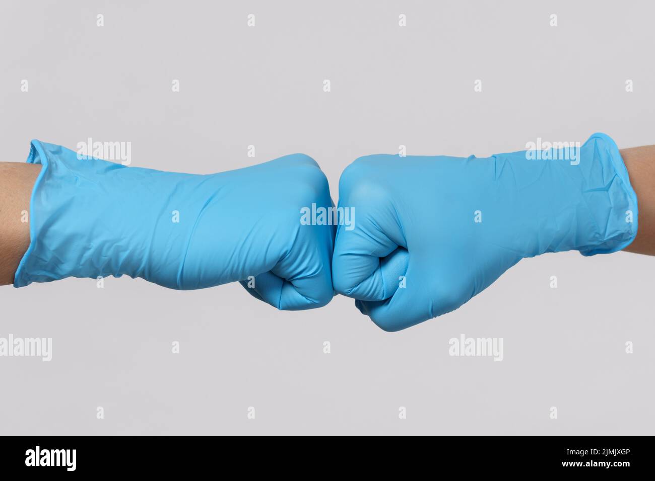 Due operatori medici fanno un gesto di pugno. Foto Stock