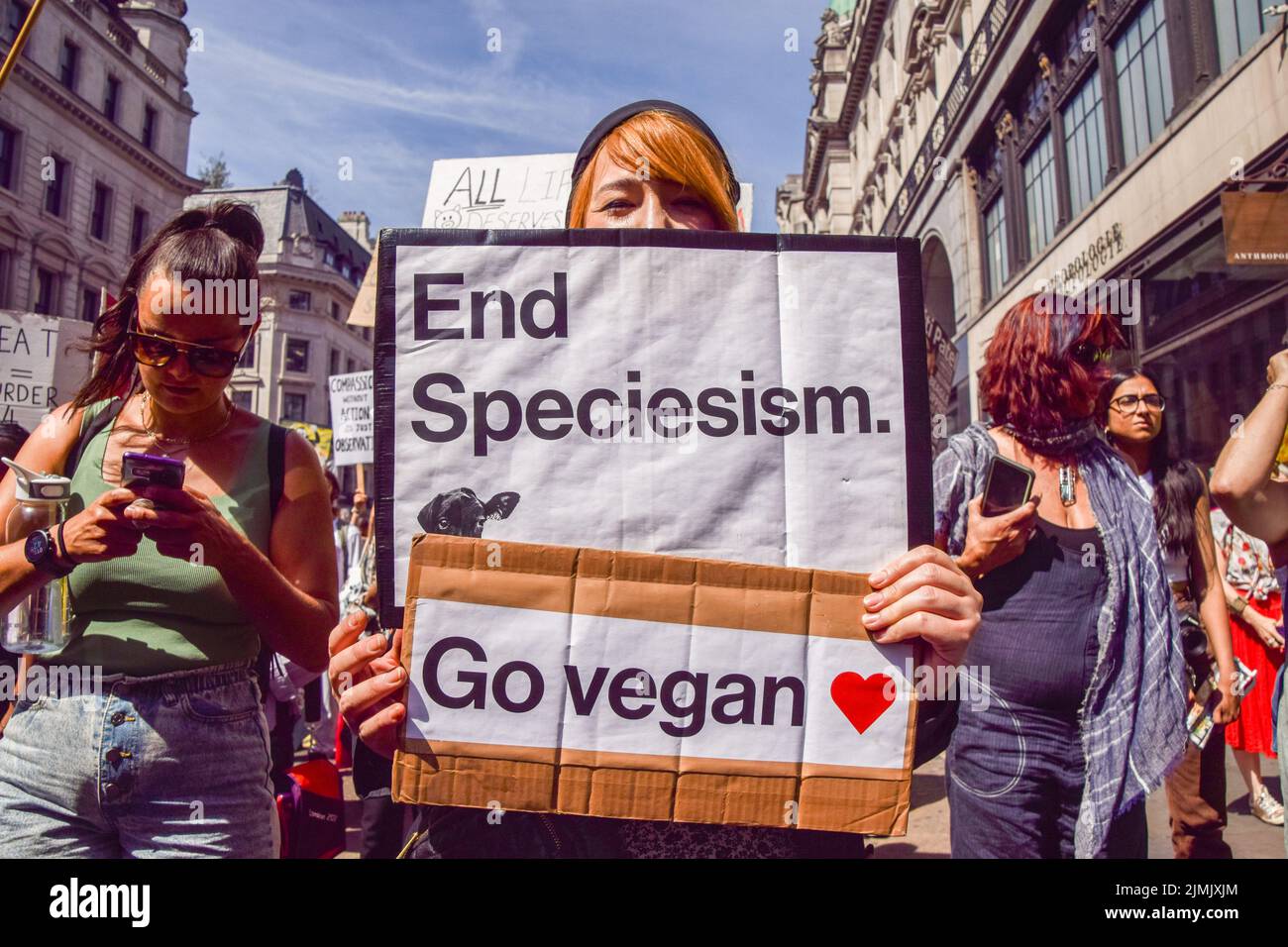 Londra, Regno Unito. 06th ago 2022. Un manifestante tiene un anti-speciesismo e pro-vegan cartelloni durante la manifestazione a Regent Street. Migliaia di persone hanno marciato attraverso il centro di Londra a sostegno dei diritti degli animali e del veganismo, e hanno chiesto la fine dello speciesismo e di tutte le forme di sfruttamento animale. Credit: SOPA Images Limited/Alamy Live News Foto Stock