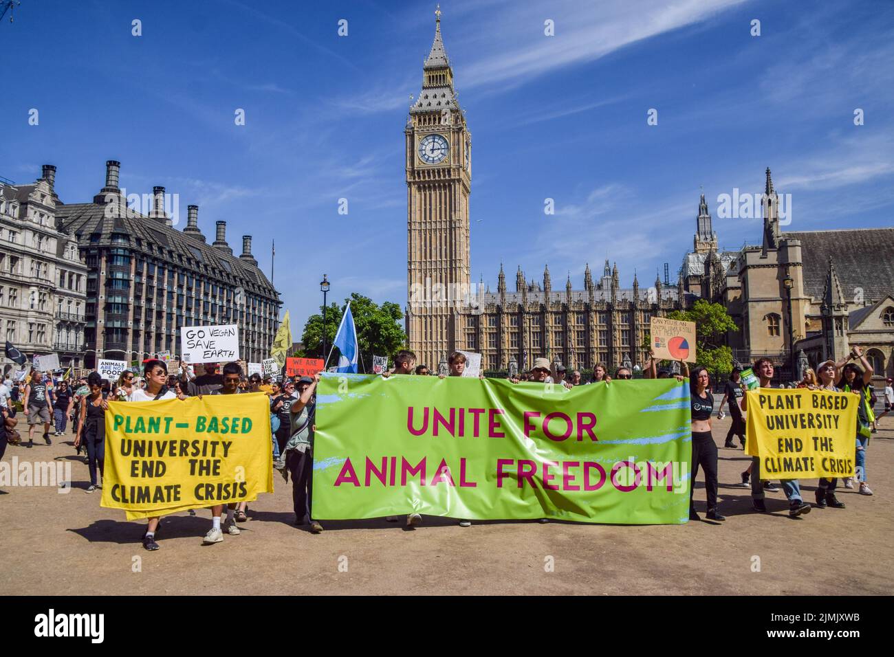 Londra, Regno Unito. 06th ago 2022. I manifestanti hanno striscioni pro-vegani e per i diritti degli animali durante la manifestazione in Piazza del Parlamento. Migliaia di persone hanno marciato attraverso il centro di Londra a sostegno dei diritti degli animali e del veganismo, e hanno chiesto la fine dello speciesismo e di tutte le forme di sfruttamento animale. (Foto di Vuk Valcic/SOPA Images/Sipa USA) Credit: Sipa USA/Alamy Live News Foto Stock