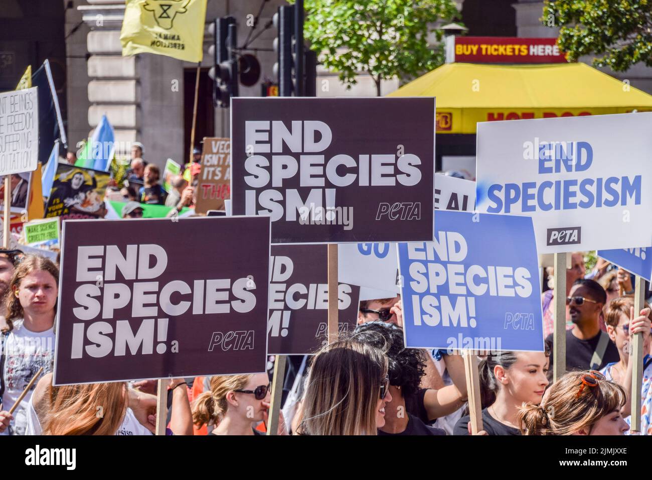 Londra, Regno Unito. 06th ago 2022. I manifestanti hanno appiccato i cartelloni 'fine speciesismo' durante la dimostrazione a Piccadilly Circus. Migliaia di persone hanno marciato attraverso il centro di Londra a sostegno dei diritti degli animali e del veganismo, e hanno chiesto la fine dello speciesismo e di tutte le forme di sfruttamento animale. (Foto di Vuk Valcic/SOPA Images/Sipa USA) Credit: Sipa USA/Alamy Live News Foto Stock