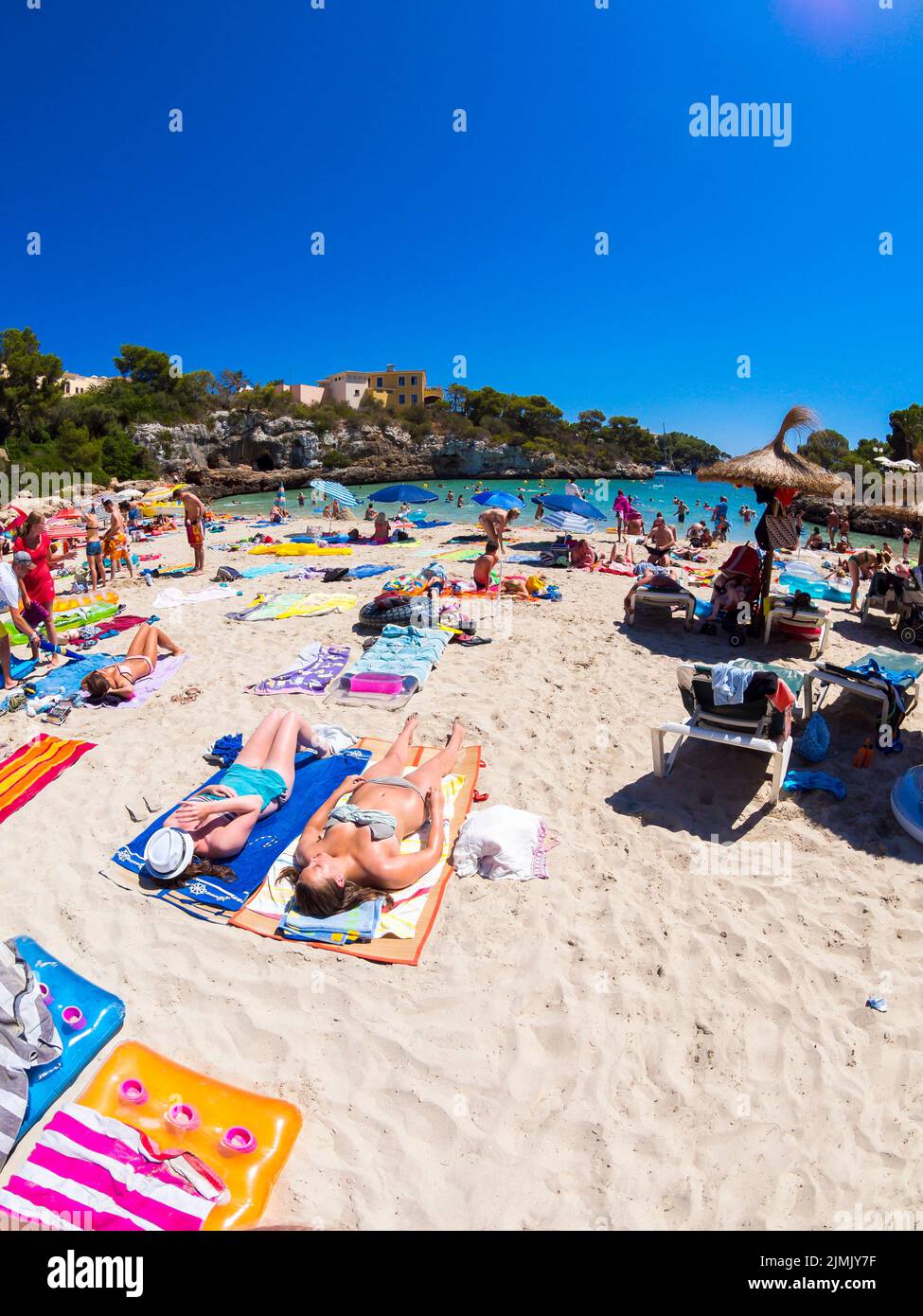 La trafficata spiaggia di Cala Ferrera Foto Stock