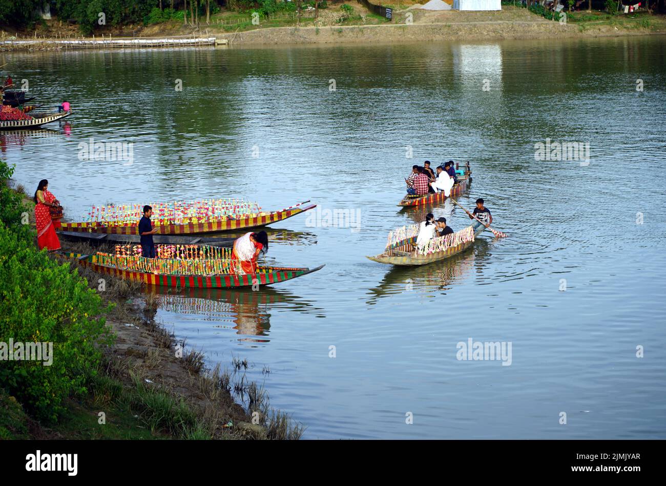 Sylhet, Città del Messico, Bangladesh. 5th ago 2022. Ago 5, 2022. Sylhet, Bangladesh: I turisti stanno andando in giro in barca per godere la bellezza di Haor.The fior in Sylhet sono ora pieni di acqua, la bellezza dei fior aumenta in monsoni. Il 5 agosto 2022. A Baish Tila Sylhet, Bangladesh. (Credit Image: © SM Akbar Ali/eyepix via ZUMA Press Wire) Foto Stock