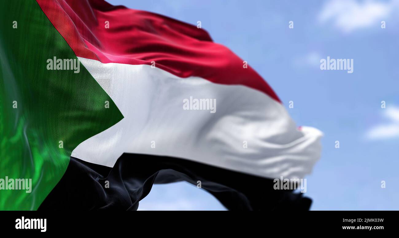 Particolare della bandiera nazionale del Sudan che sventola nel vento in una giornata limpida Foto Stock