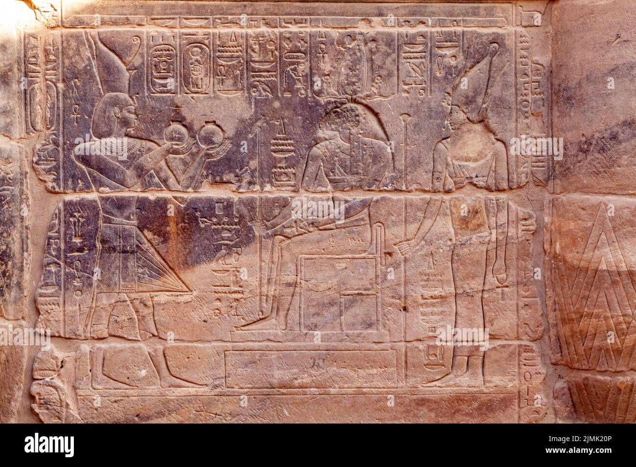Rilievo e Geroglifi alle mura del Tempio di Filae di Iside. Foto Stock