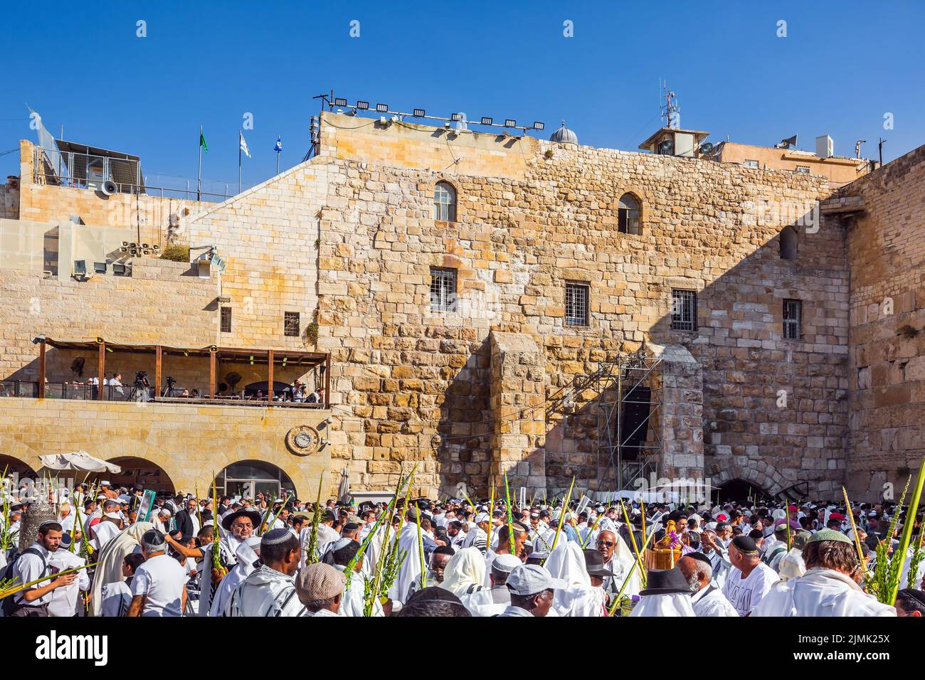 Ebrei che pregano avvolti in Tallit Foto Stock