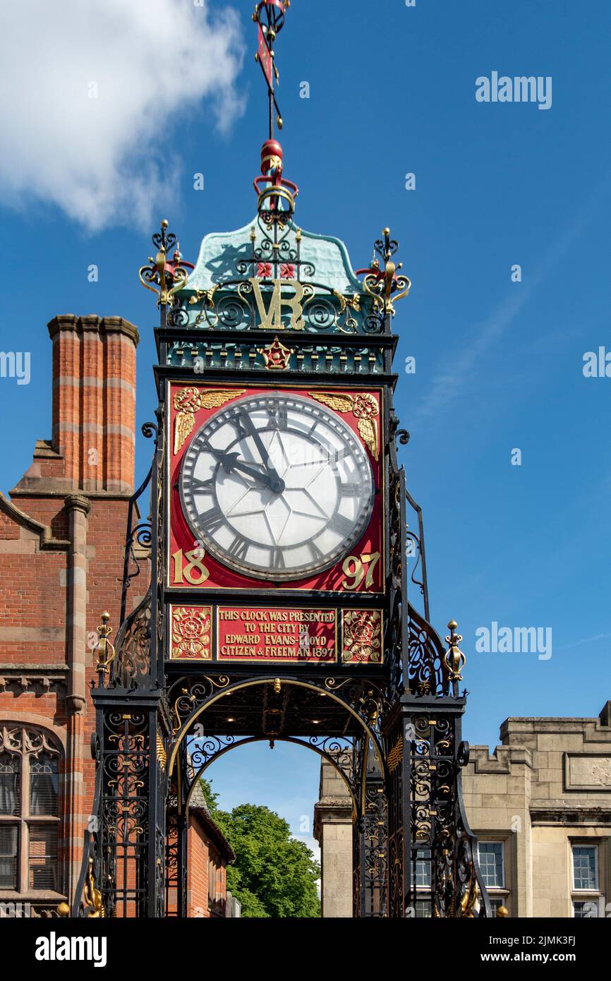 Orologio della torre sul muro della città, Chester, Cheshire, Inghilterra Foto Stock