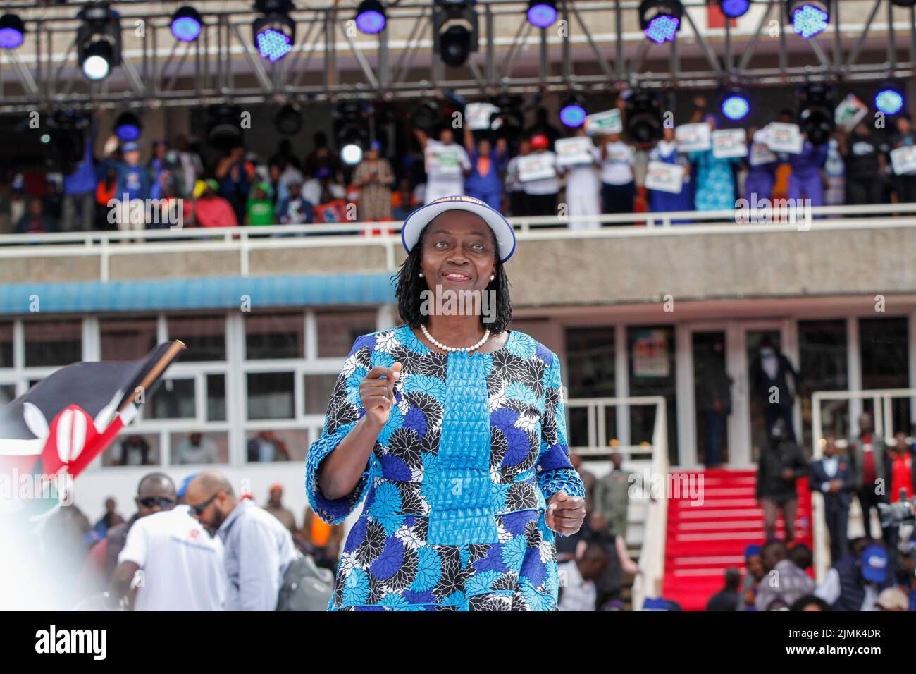 Nairobi, Kenya. 06th ago 2022. Martha Karua, il compagno di corsa presidenziale di Azimio One Kenya, parla durante il loro ultimo raduno politico campagna allo Stadio Kasarani. Azimio One Kenya Alliance ha tenuto la loro finale campagna politica rally dove è portatore di bandiera presidenziale, ex primo ministro del Kenya, Raila Odinga e il suo compagno di corsa Martha Karua ha fatto la loro ultima spinta per i voti allo stadio Kasarani di Nairobi dopo campagne vigorose in tutto il paese durante gli ultimi mesi. Credit: SOPA Images Limited/Alamy Live News Foto Stock