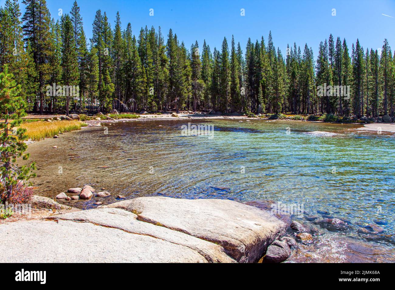 Le spiagge di pietra circondano il lago Foto Stock