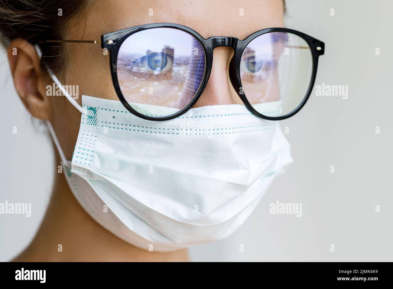 Donna che indossa la maschera facciale a causa della qualità dell'aria o dell'epidemia di virus Foto Stock