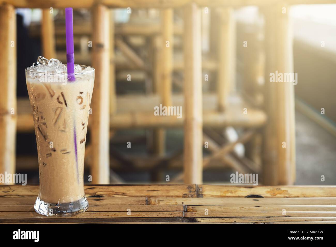 Bicchiere di caffè freddo sul tavolo Foto Stock