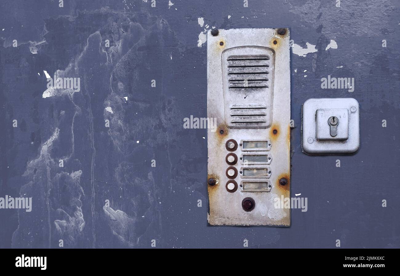 Interfono con ricevitore telefonico isolato su sfondo bianco, telefono di  casa, segnale radio. Inserire un'iscrizione sul ricevitore del telefono  Foto stock - Alamy