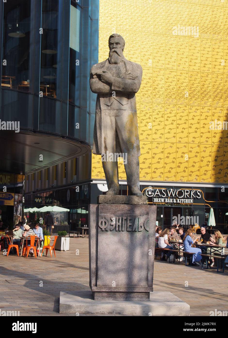 Statua di frederich engels nella prima via manchester commemorando il periodo in cui il filosofo visse in città con la gente dri Foto Stock