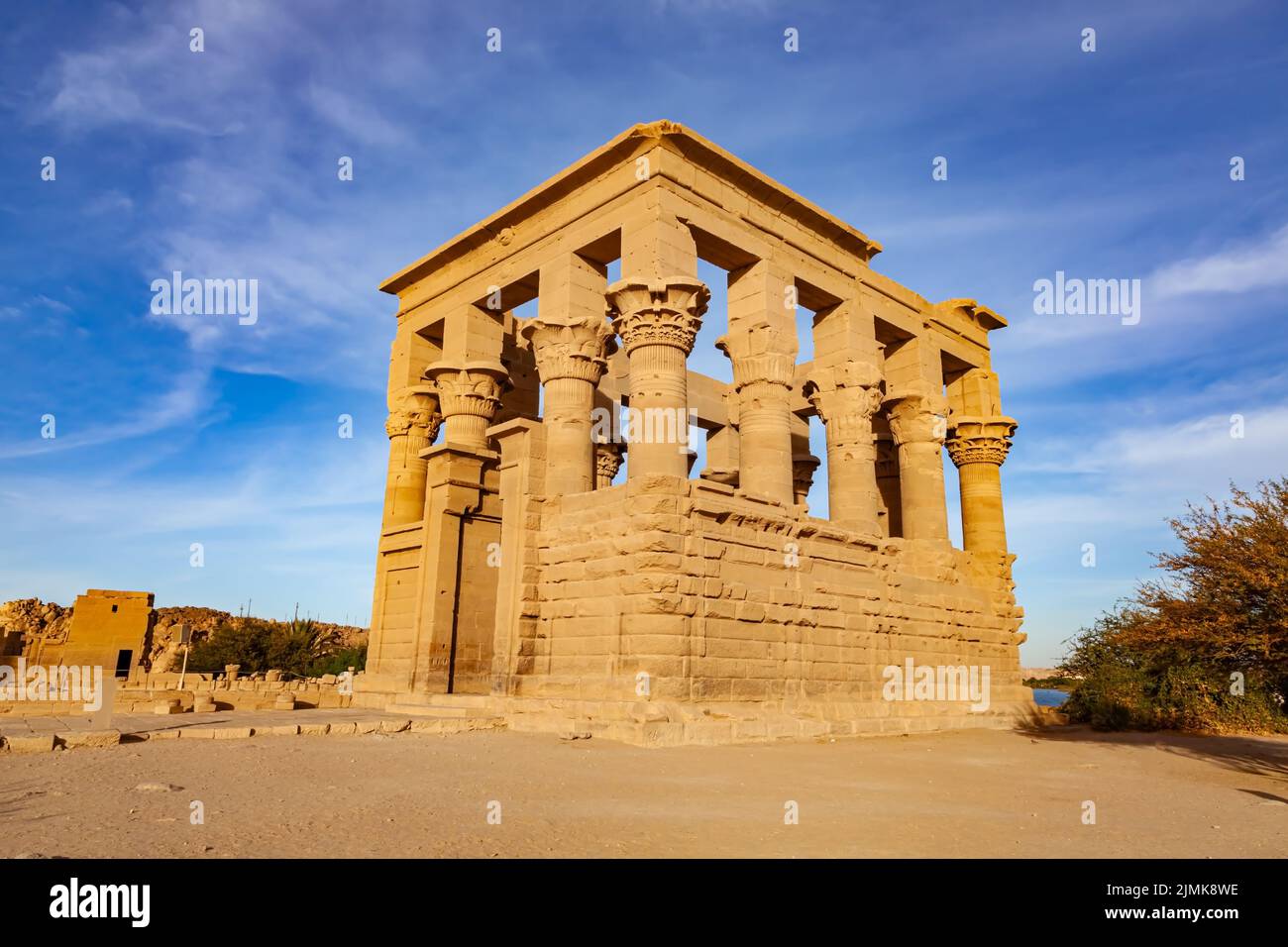 Vista del chiosco di Traiano nel Tempio di Iside sull'isola di Agilkia nel Lago Nasser. Foto Stock