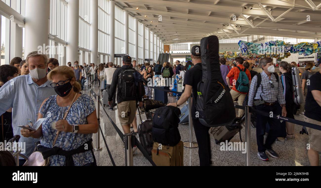 Lunga linea per il controllo dell'immigrazione, aeroporto di Seattle, stato di Washington, Stati Uniti Foto Stock