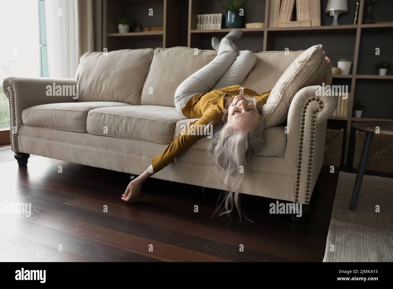 Allegro rilassato anziano padrona di casa godendo il tempo libero Foto Stock