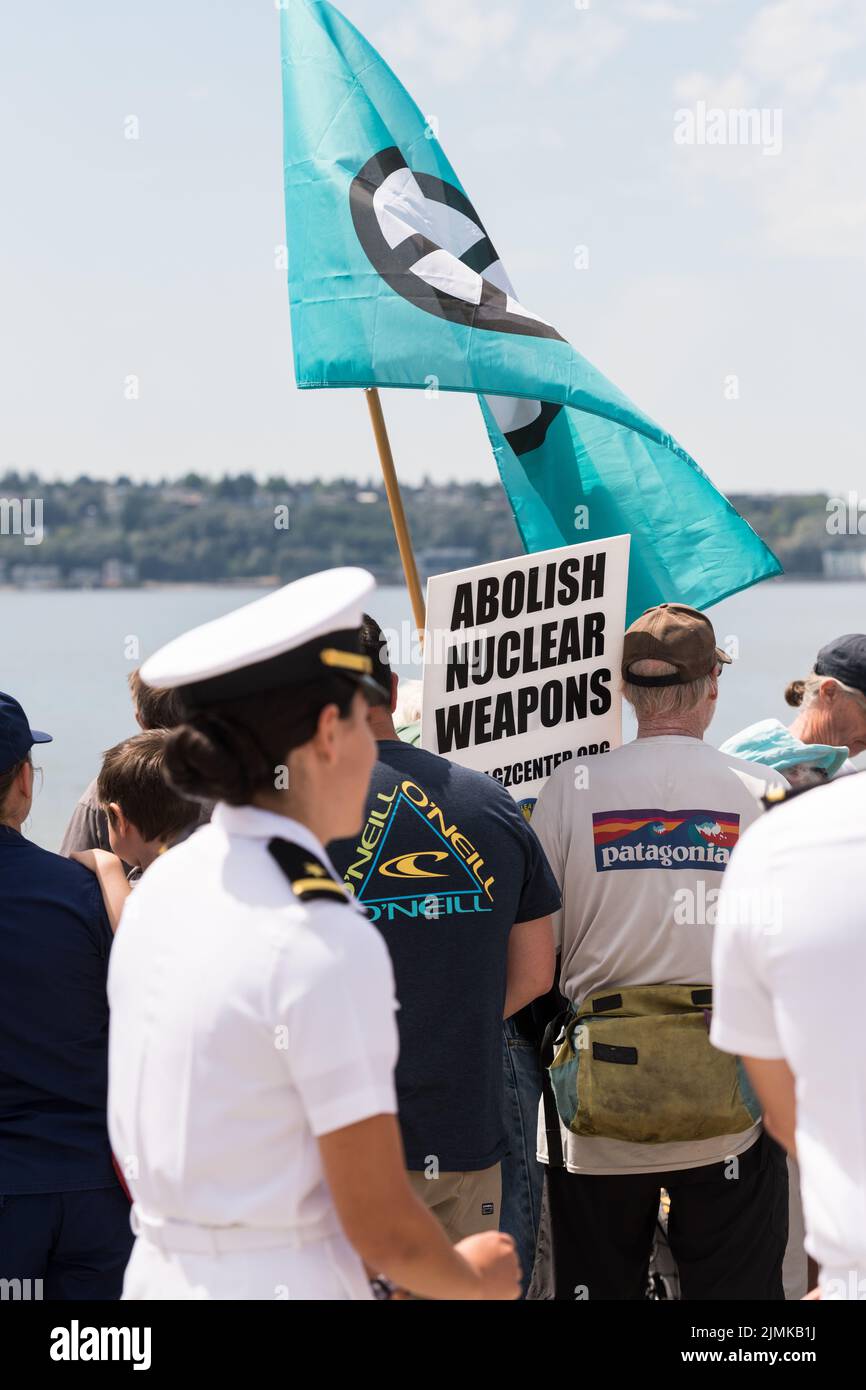 Seattle, Stati Uniti. 1st ago, 2022: I manifestanti della guerra al molo 62 Seafair Fleet Week. Foto Stock