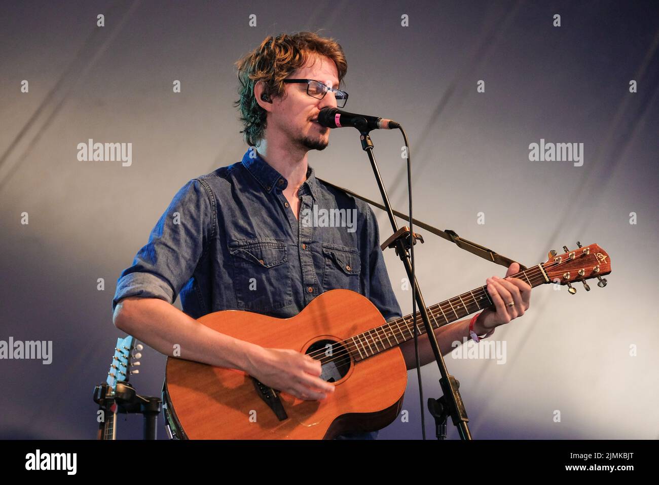 Wickham, Regno Unito. 05th ago 2022. Jonathan 'JD' Darley cantante e chitarrista con un gruppo musicale britannico in stile cappella, folk e mare. Il più lungo Johns, che divenne una sensazione virale di Tik Tok con la loro interpretazione di 1800s canzoni folk Wellerman, si esibisce dal vivo sul palco al Wickham Festival. (Foto di Dawn Fletcher-Park/SOPA Images/Sipa USA) Credit: Sipa USA/Alamy Live News Foto Stock