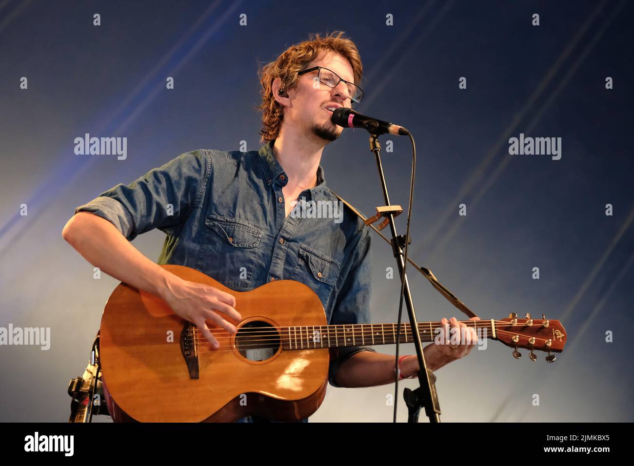 Wickham, Regno Unito. 05th ago 2022. Jonathan 'JD' Darley cantante e chitarrista con un gruppo musicale britannico in stile cappella, folk e mare. Il più lungo Johns, che divenne una sensazione virale di Tik Tok con la loro interpretazione di 1800s canzoni folk Wellerman, si esibisce dal vivo sul palco al Wickham Festival. (Foto di Dawn Fletcher-Park/SOPA Images/Sipa USA) Credit: Sipa USA/Alamy Live News Foto Stock