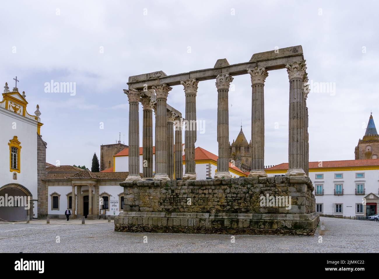 Vista sullo storico tempio romano nel centro storico di Evora Foto Stock