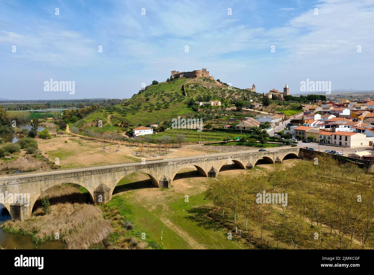 Veduta aerea del fiume Guadiana e della città di Medellin con il vecchio ponte e il castello Foto Stock