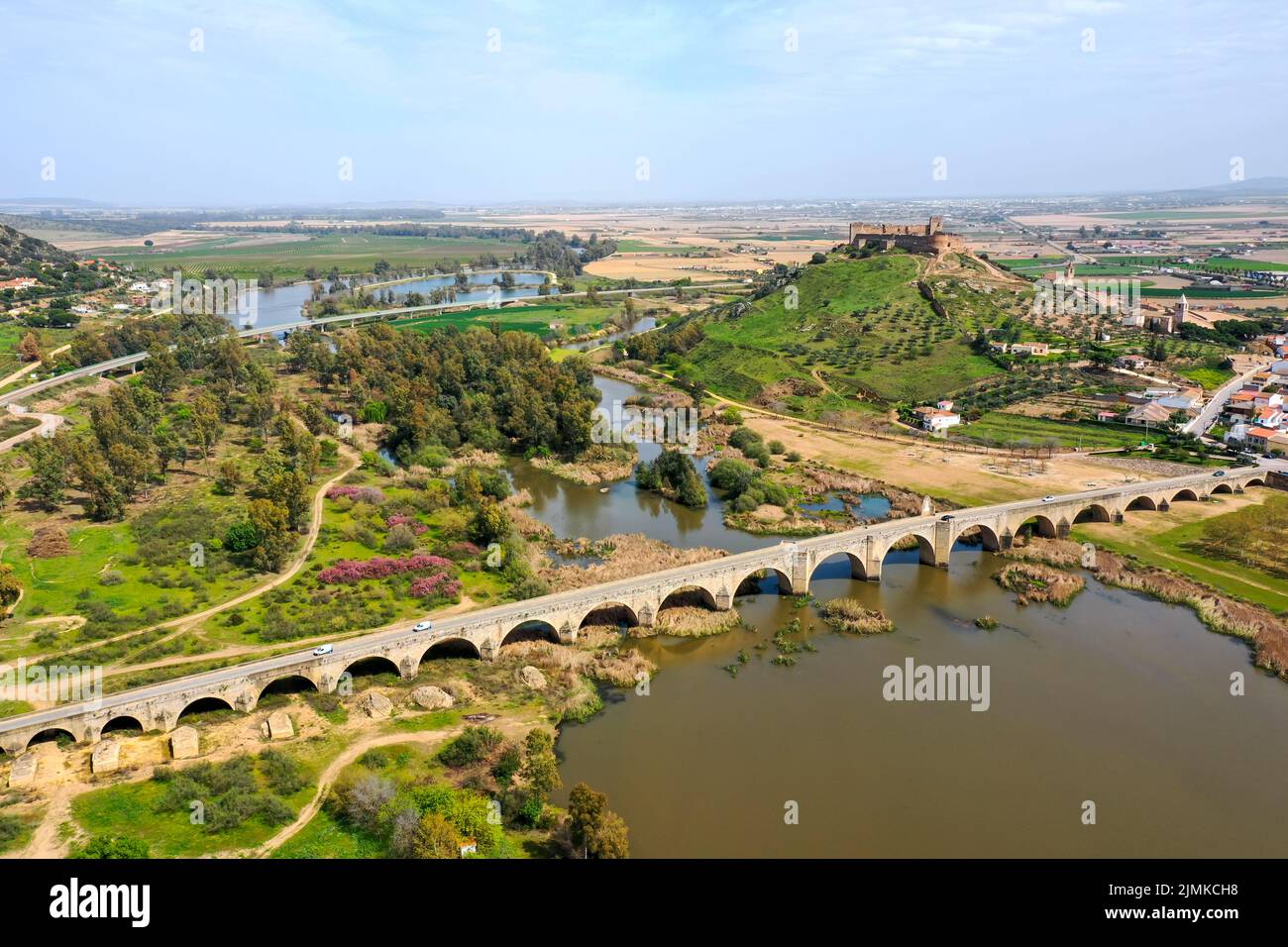 Veduta aerea del fiume Guadiana e della città di Medellin con il vecchio ponte e il castello Foto Stock