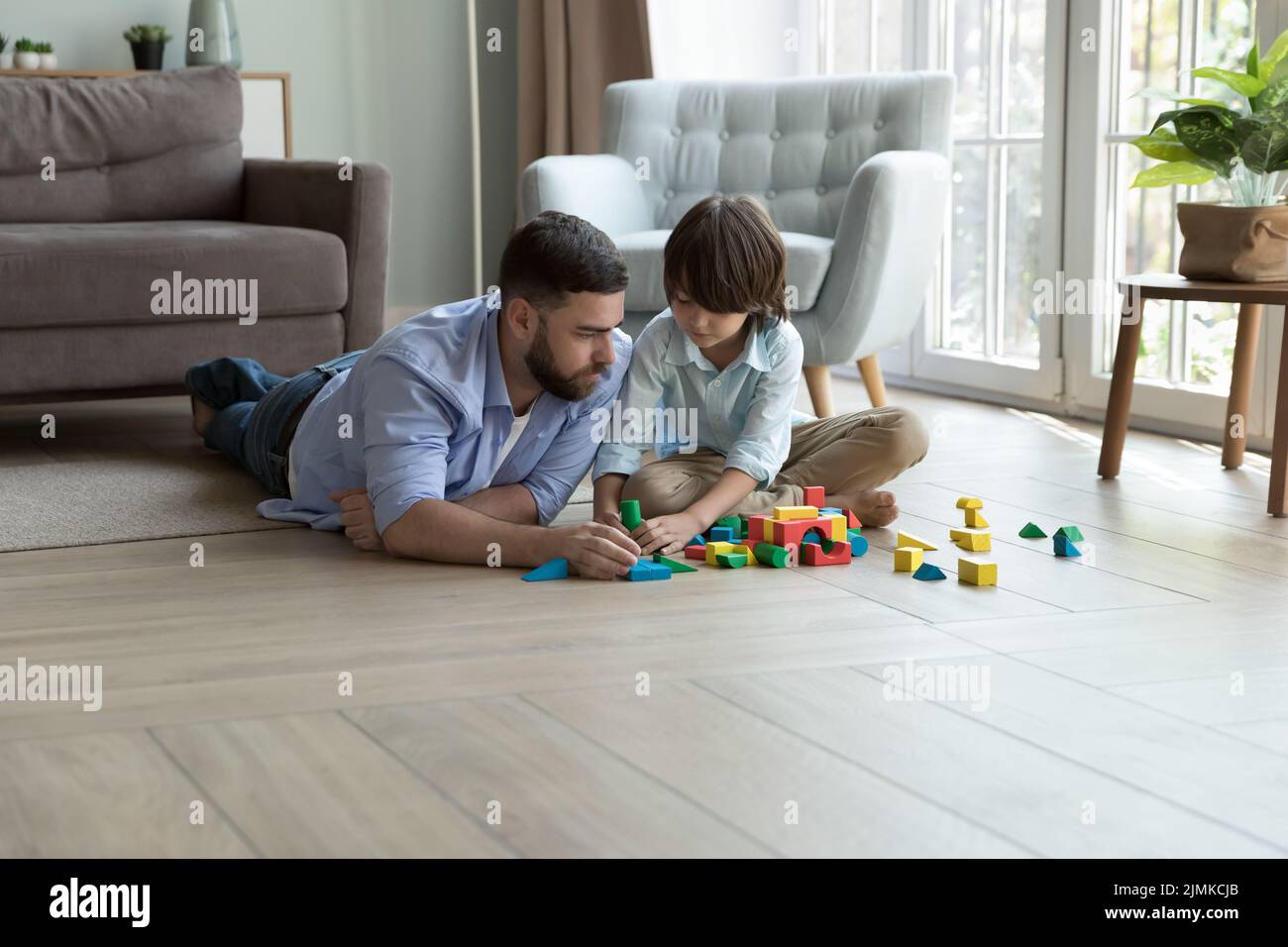Papà e figlio giocano mattoni di legno a casa Foto Stock