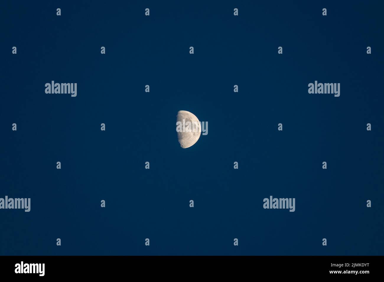 Bella luna gibbosa a mezzaluna, Bientina, Pisa, Italia, Agosto 6, 2022 Foto Stock