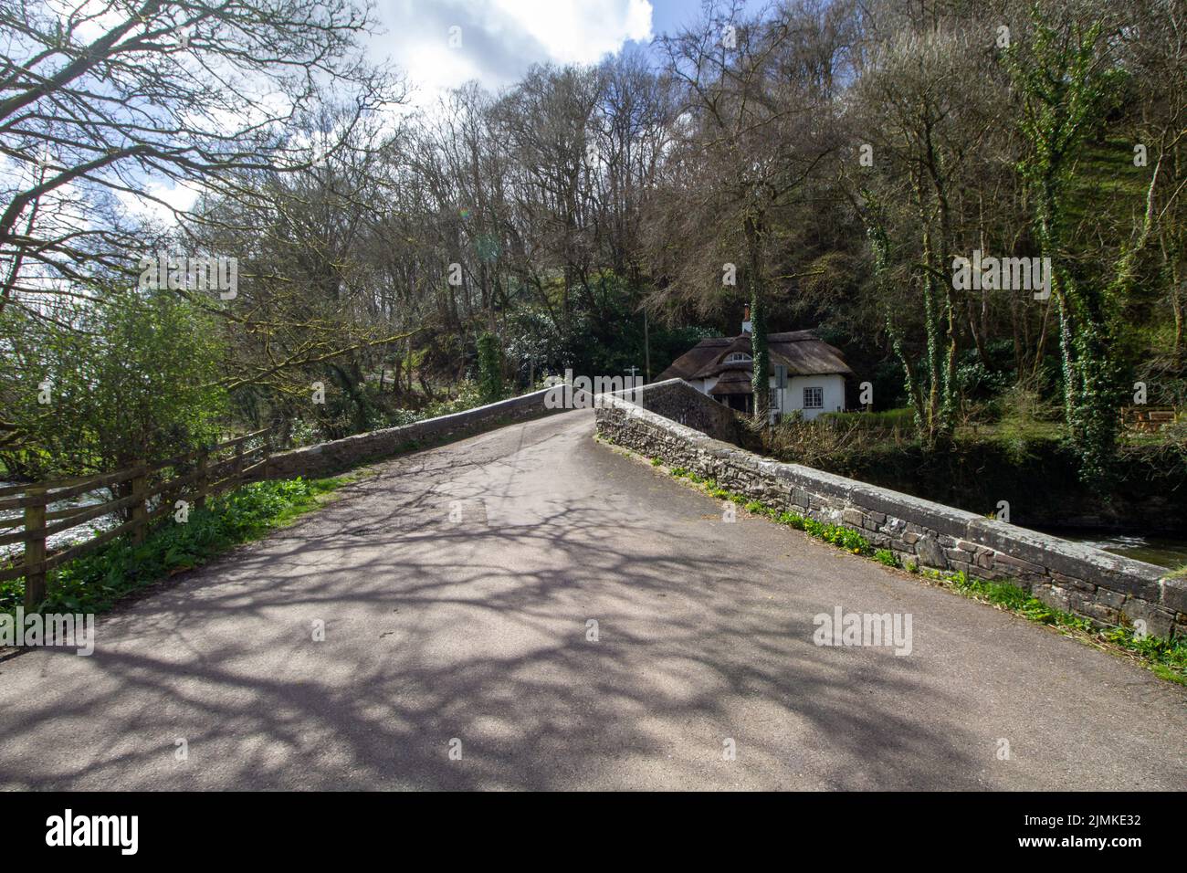 TIVERTON, DEVON, Regno Unito - 7 APRILE 2022 Cove Bridge Cottage Bed and Breakfast a Cove on the River exe in inverno Foto Stock